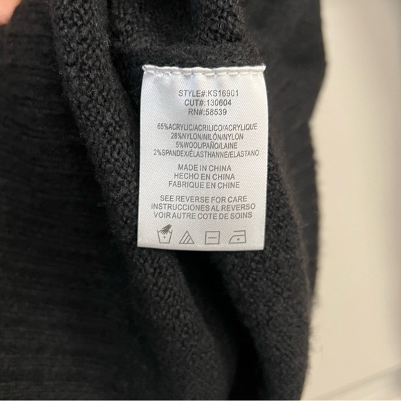 Kut From The Kloth medium Off Shoulder Sweater NWT - Picture 5 of 5